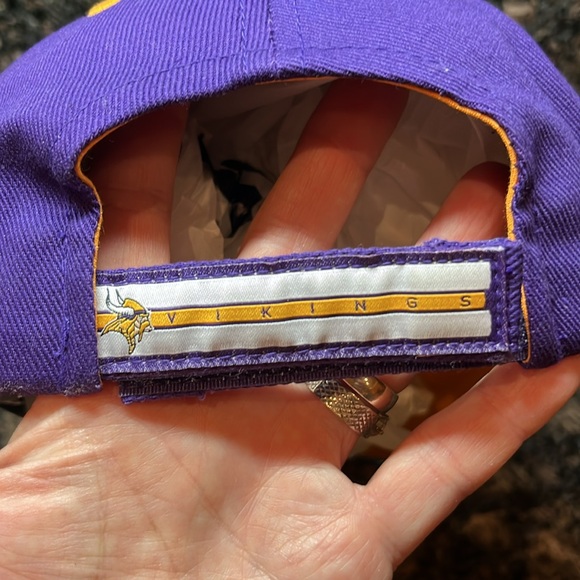 NWT Minnesota Vikings 2-Tone Authentic NFL Cap Hat with Adjustable Velcro Back - Picture 4 of 12